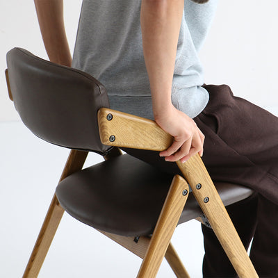 斜めにデザインされたアーム部分は、座っている時は肘掛けとして、立ち上がる時にはちょっとした支えになります。
