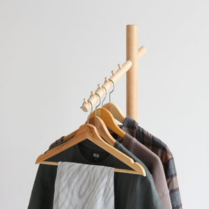 【洋服が美しく見える段違い設計】斜めに傾いたハンガーバーにより、掛けた洋服が自然と段違いになる美しいシルエットは、まるでショップのようにお洒落な雰囲気を演出します。