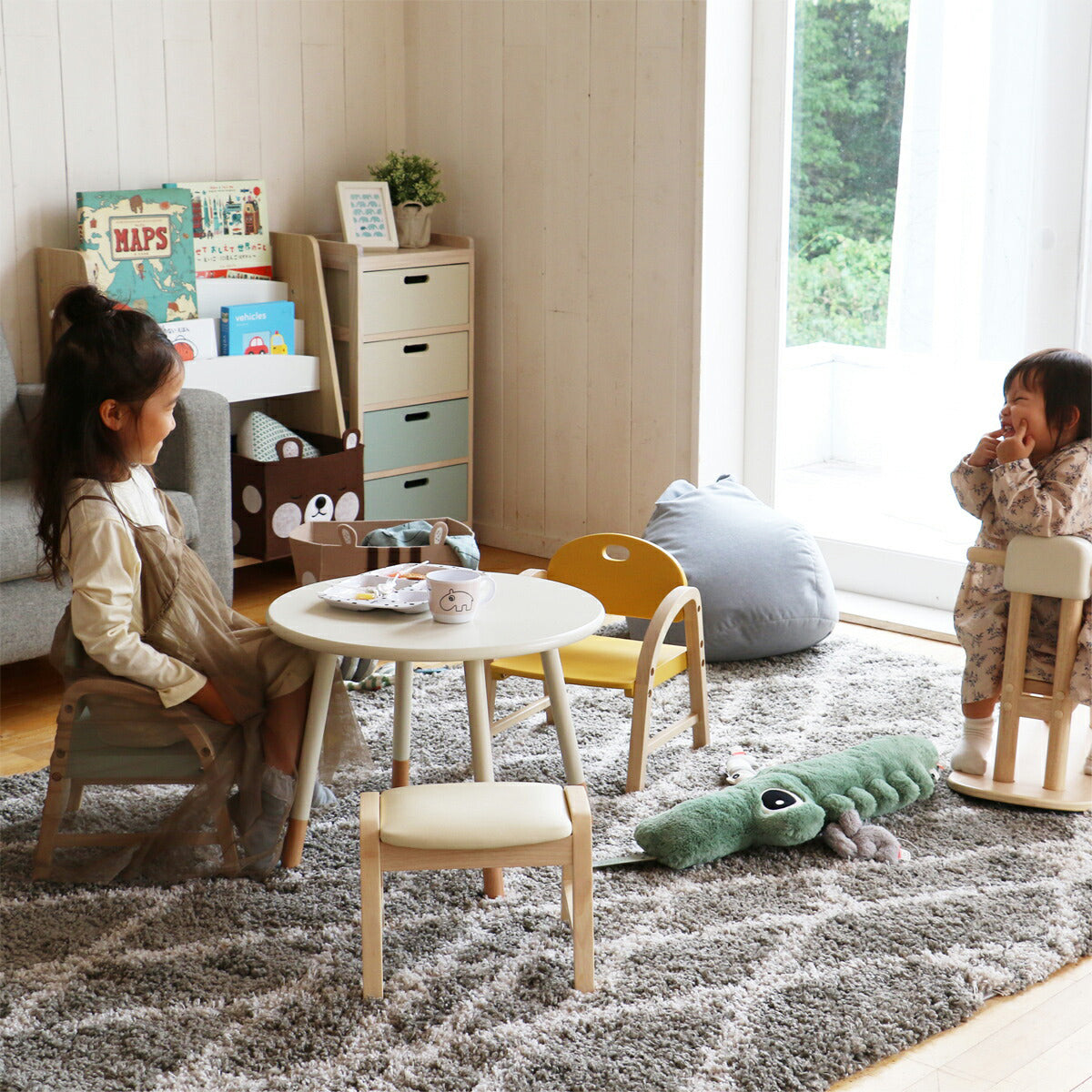 【親子の時間を豊かに】遊びも学びも、この一台があればもっと楽しくなる、リビングに笑顔が広がる風景です。