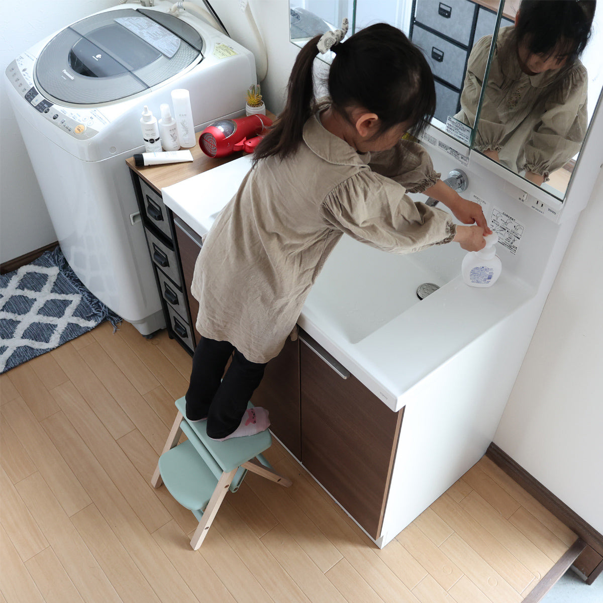 【「やりたい」気持ちを逃さない】ママ、パパ、手伝って、から、自分でやりたい、へと変わる大切な時期に、2.2kgと軽量なステップが、お子様の自主的な行動をしっかりとサポートします。