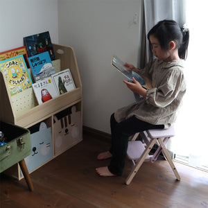 【小さな私の専用チェア】踏み台としてだけでなく、お気に入りの本を読むときのスツールとしても大活躍し、自分だけの場所ができることで、自然と集中力や読書習慣が身につくかもしれません。