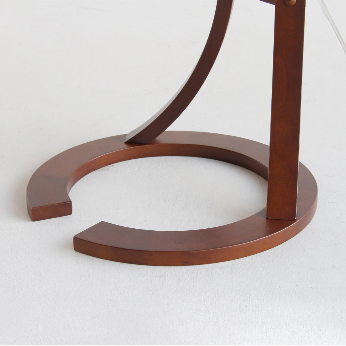 【安定感を支えるC型ベース】丸みのあるカーブ脚が奥まで差し込みやすく、見た目も柔らかで圧迫感のない佇まいです。