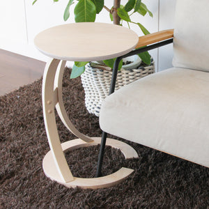 【手元にすっと寄せられる便利さ】脚のカーブ構造によりソファの奥まで差し込めるので、くつろぎながらでも手を伸ばさずに飲み物やスマホにアクセスできます。