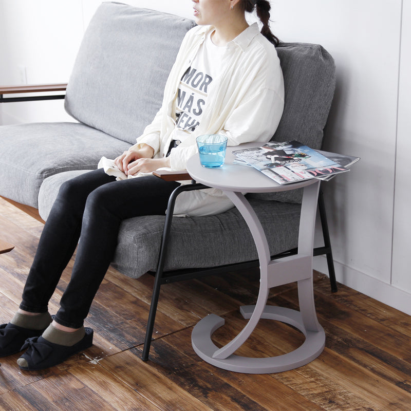 【省スペースでも大活躍】直径40cmの天板はノートPCや雑誌を広げてもゆとりがあり、テレワークにもぴったりなサイドテーブルです。