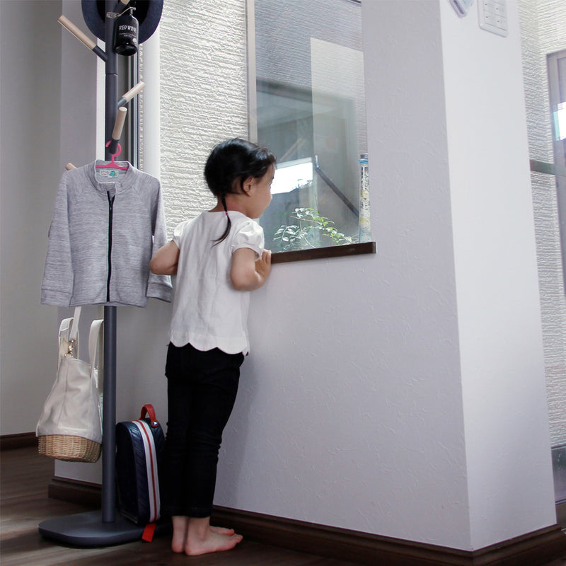 【子どもにも優しい設計】支柱の一部を取り外せばお子さま用の高さに変身し、通園や通学グッズを自分で掛ける習慣づけにも役立つ、家族みんなに寄り添うデザインです。