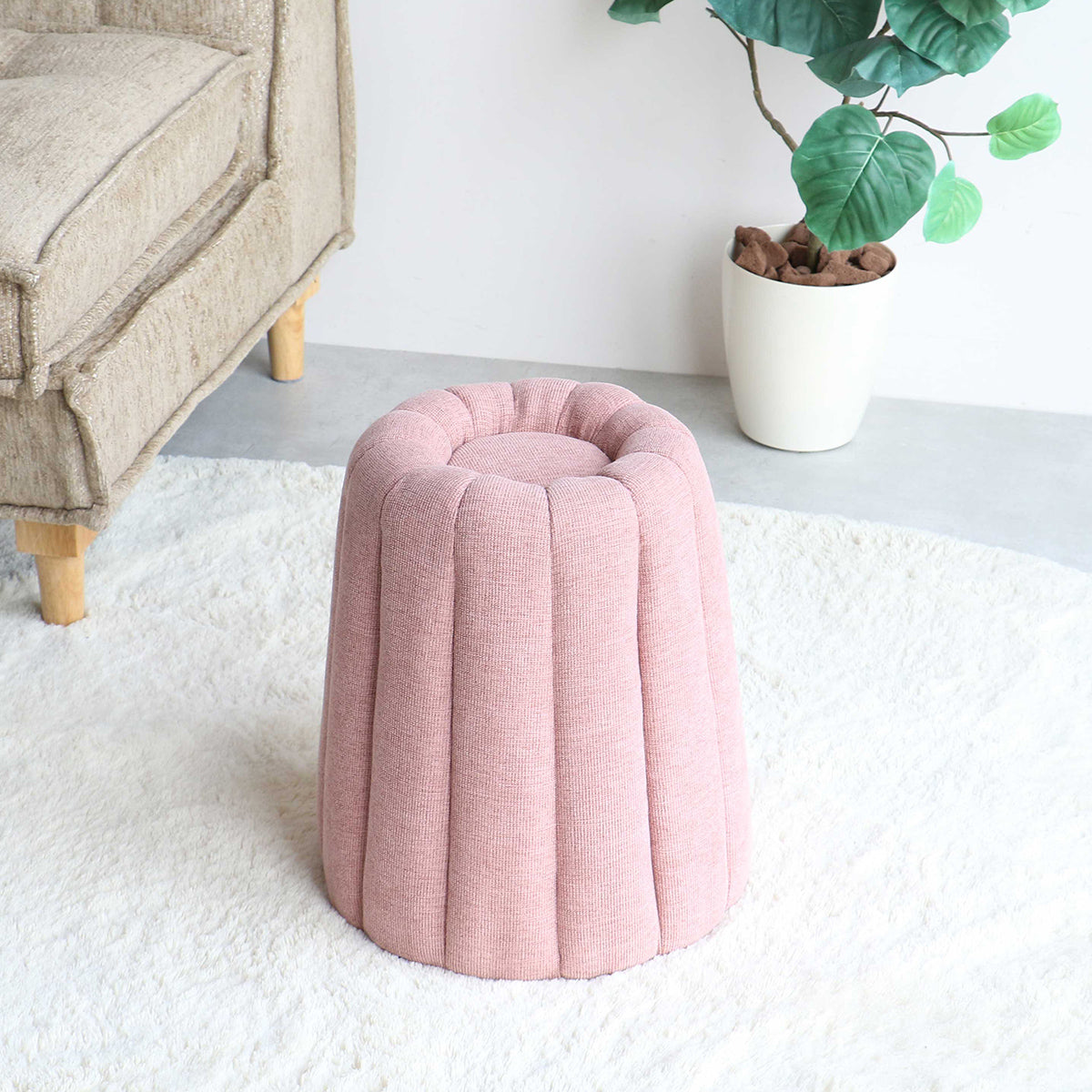 【空間に彩りを添える】上品なピンクカラーで、お部屋に柔らかなアクセントを加え、心地よい雰囲気を演出します。