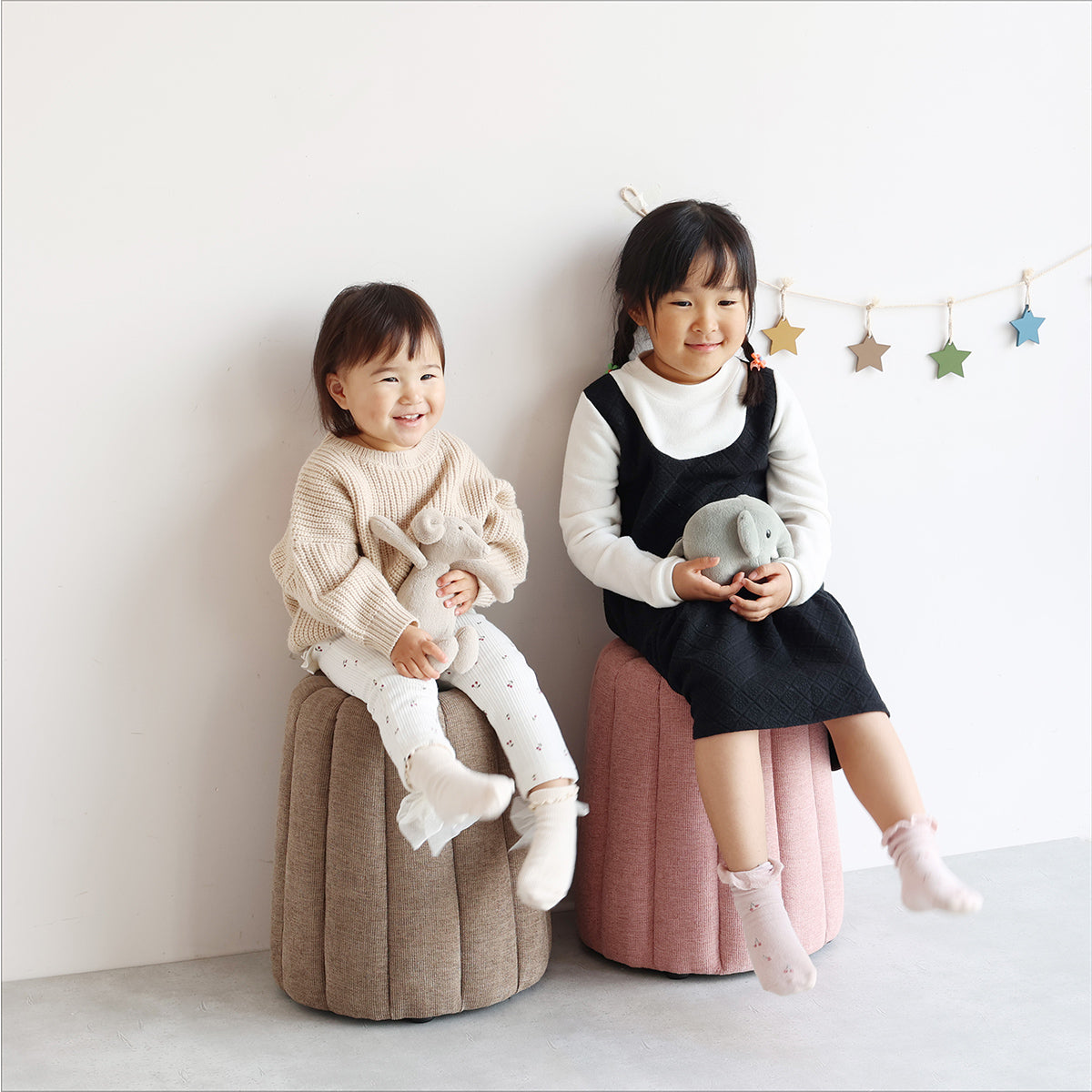 【お子様にも安心の設計】低座面で安定感があり、小さなお子様の遊び場や読書スペースにもぴったりです。