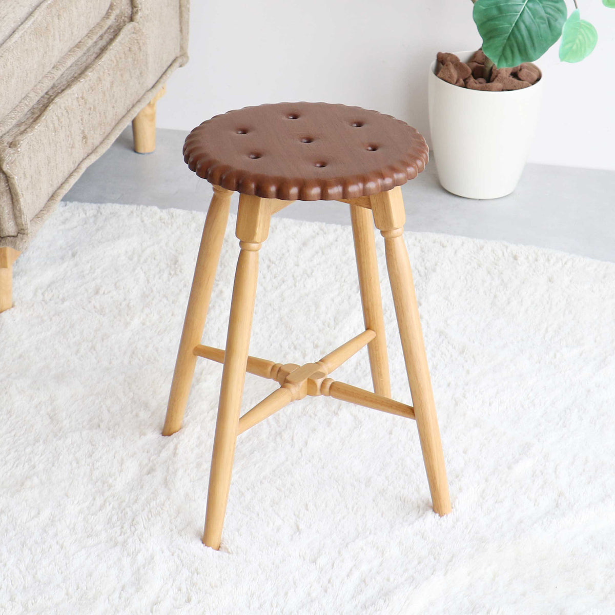 【シックなブラウン】深みのある落ち着いたブラウンは、お部屋に落ち着きと上品さをプラスし、空間を引き締めます。