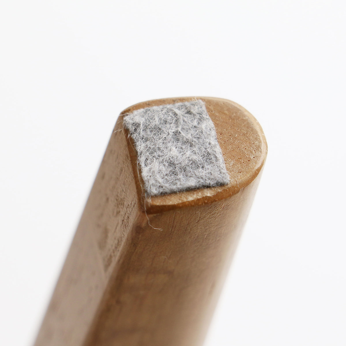 【床に優しい配慮】脚裏にはキズ防止フェルト付きで、フローリングを傷つける心配がありません。