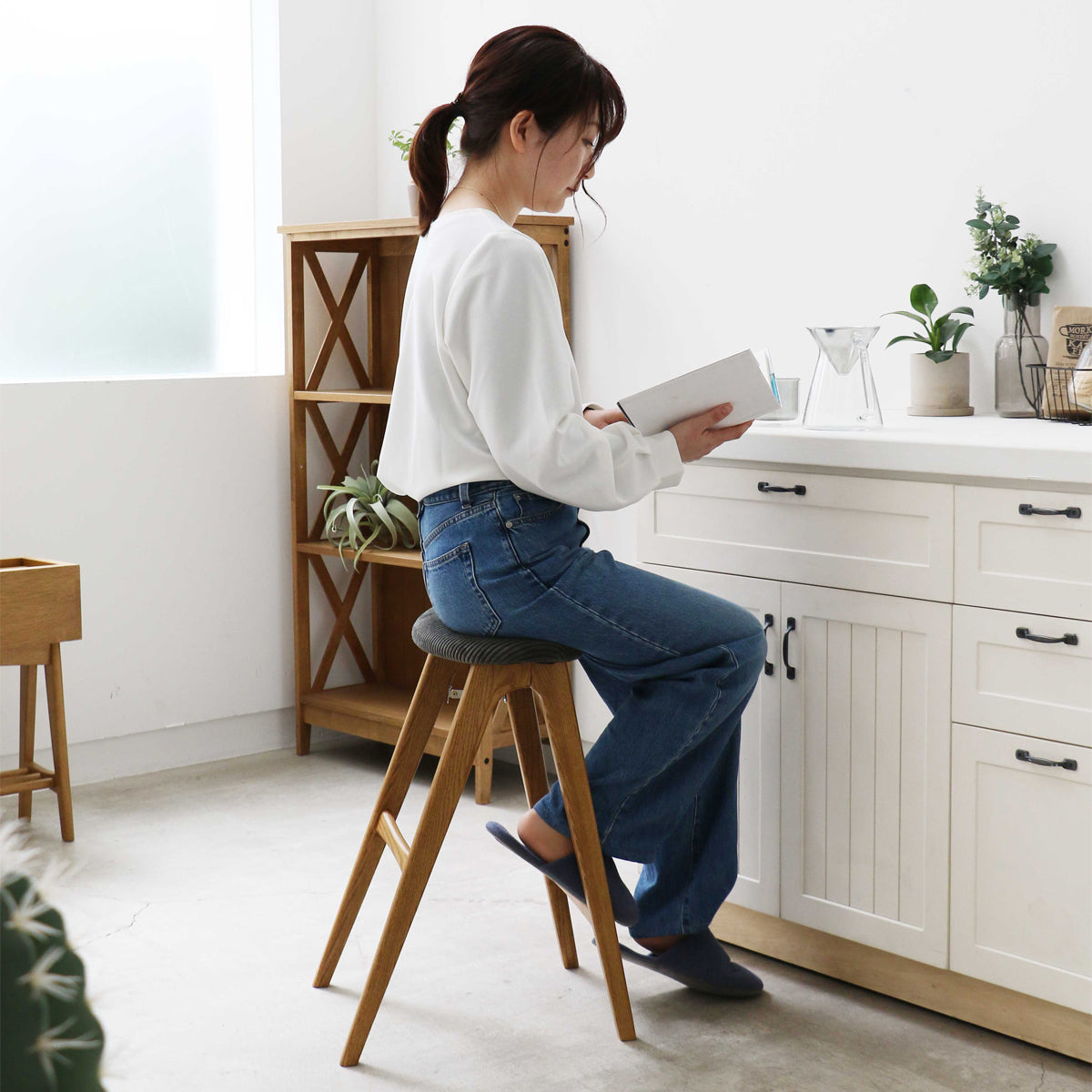 【日常に彩りを添える】キッチンカウンターでの読書や作業も、このスツールがあれば快適なプライベート空間に変わります。