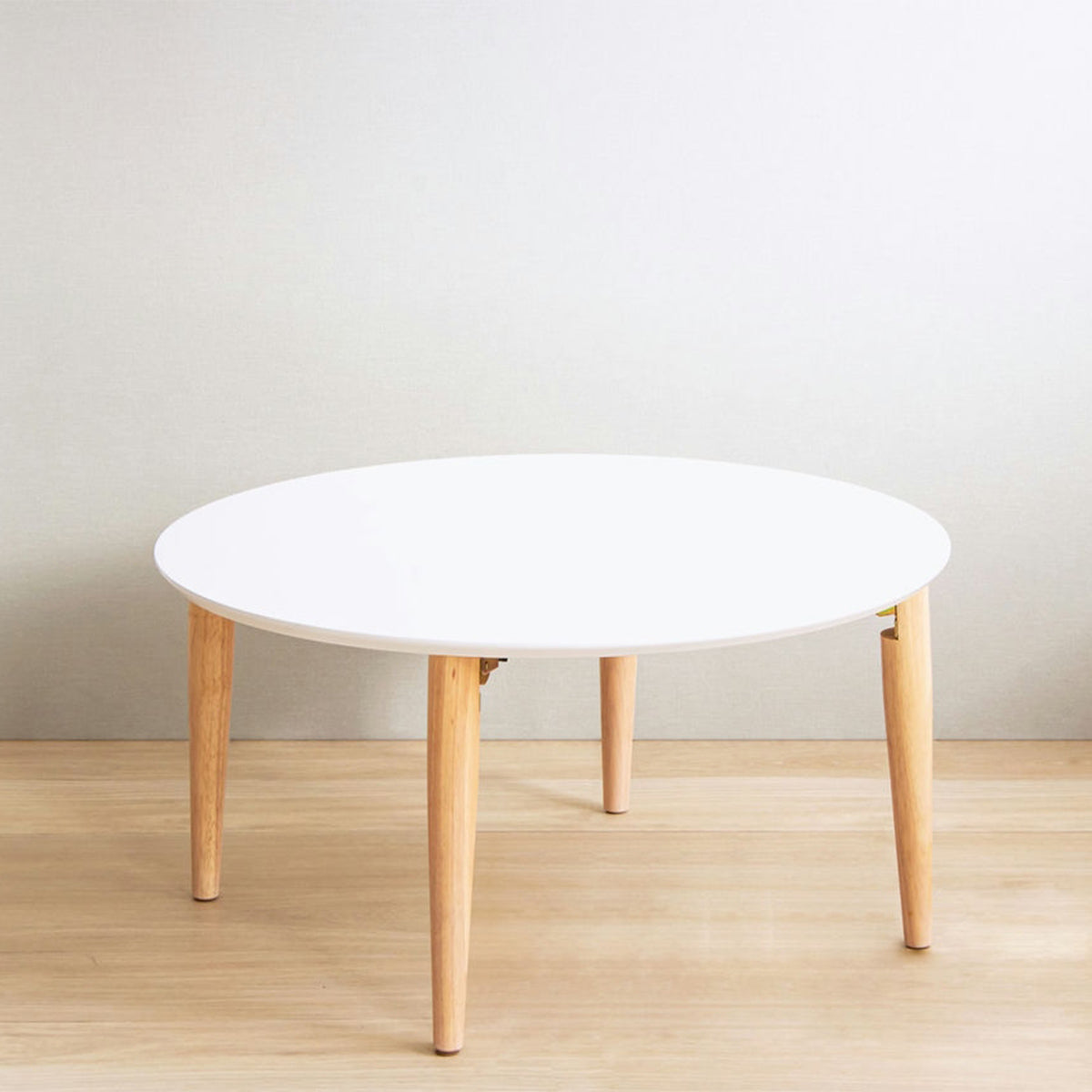 【お部屋に馴染む円形テーブル】
北欧風の柔らかなデザインはどんなお部屋にも自然に溶け込み、ナチュラルな雰囲気を演出します。