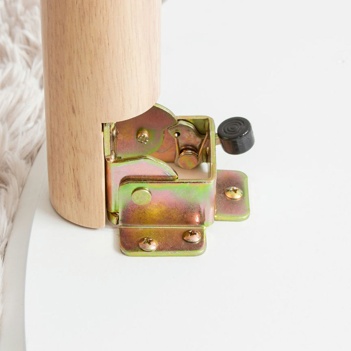 【使わない時はコンパクトに】
脚を簡単に折りたためるので、お掃除の時や来客時など、使わない時はソファの下などにすっきり収納できます。