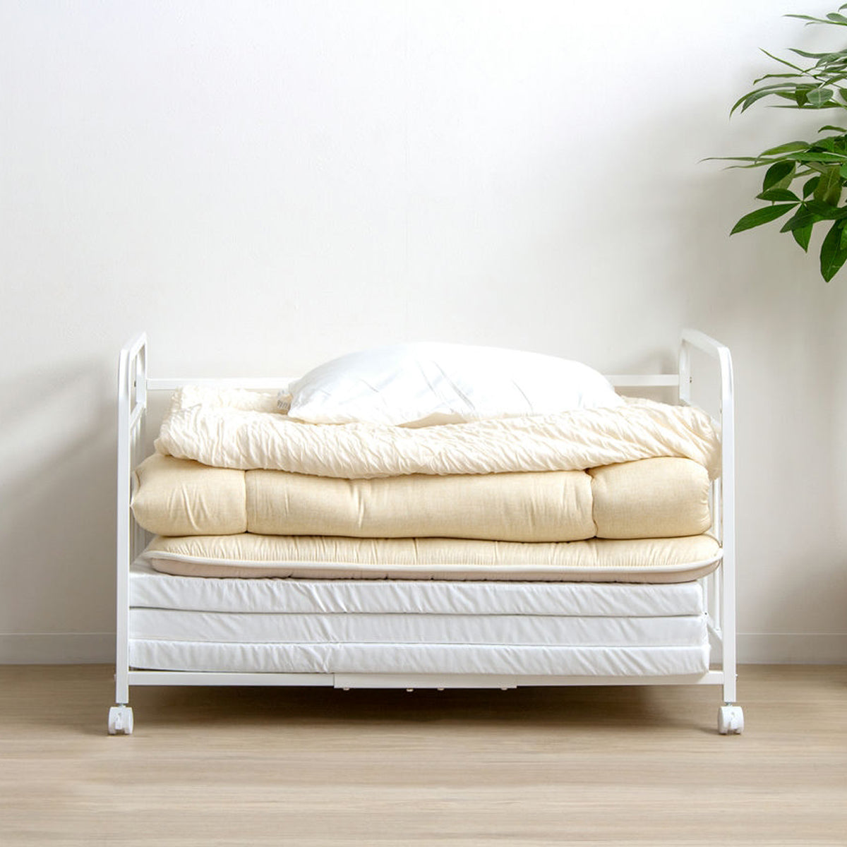 【寝具をまとめてスッキリ】散らかりがちな寝具もこの一台で美しく整理整頓が叶います。