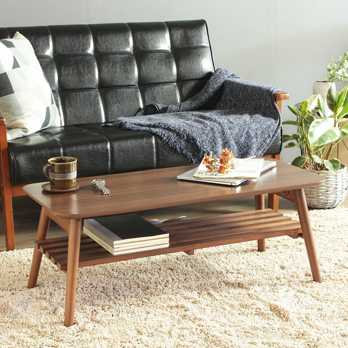 【シックな彩り】深みのあるブラウンカラーが、落ち着いた大人のリビングを演出します。