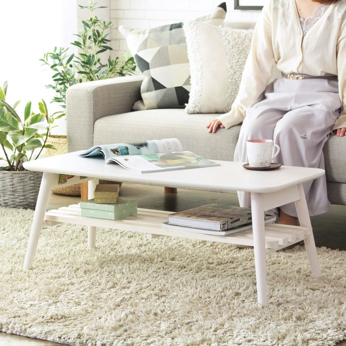 【ゆったりとした時間】低めの設計で、ソファに座りながら快適なリラックスタイムを過ごせます。