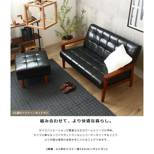 【広がるくつろぎの選択肢】同シリーズのオットマンと組み合わせることで、足を伸ばしてくつろいだり、来客用のスツールとしても活用でき、さらに快適な空間が広がります。