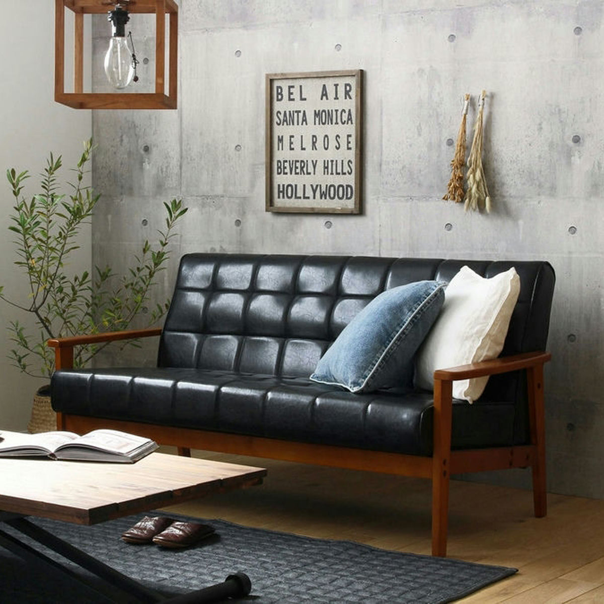 【洗練された大人の空間】モダンなコンクリート壁と温かみのある木製フレームが織りなす、上質なリビングを演出します。