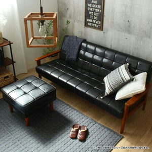 【無限に広がるくつろぎ方】同シリーズのオットマンと組み合わせれば、足元を伸ばしてさらにリラックスした姿勢でお過ごしいただけます。