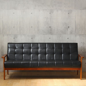 【洗練された佇まい】重厚感のあるブラックレザーと、ぬくもりを感じるウッドフレームが、お部屋に落ち着きと品格をもたらします。