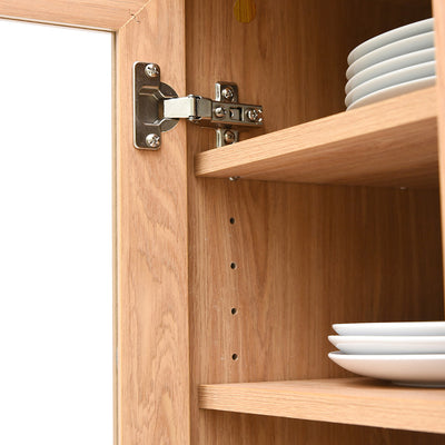 2つの扉付き収納はそれぞれ棚板の高さを3.2cmピッチで調整でき、収納物に合わせて自由に変えられます。