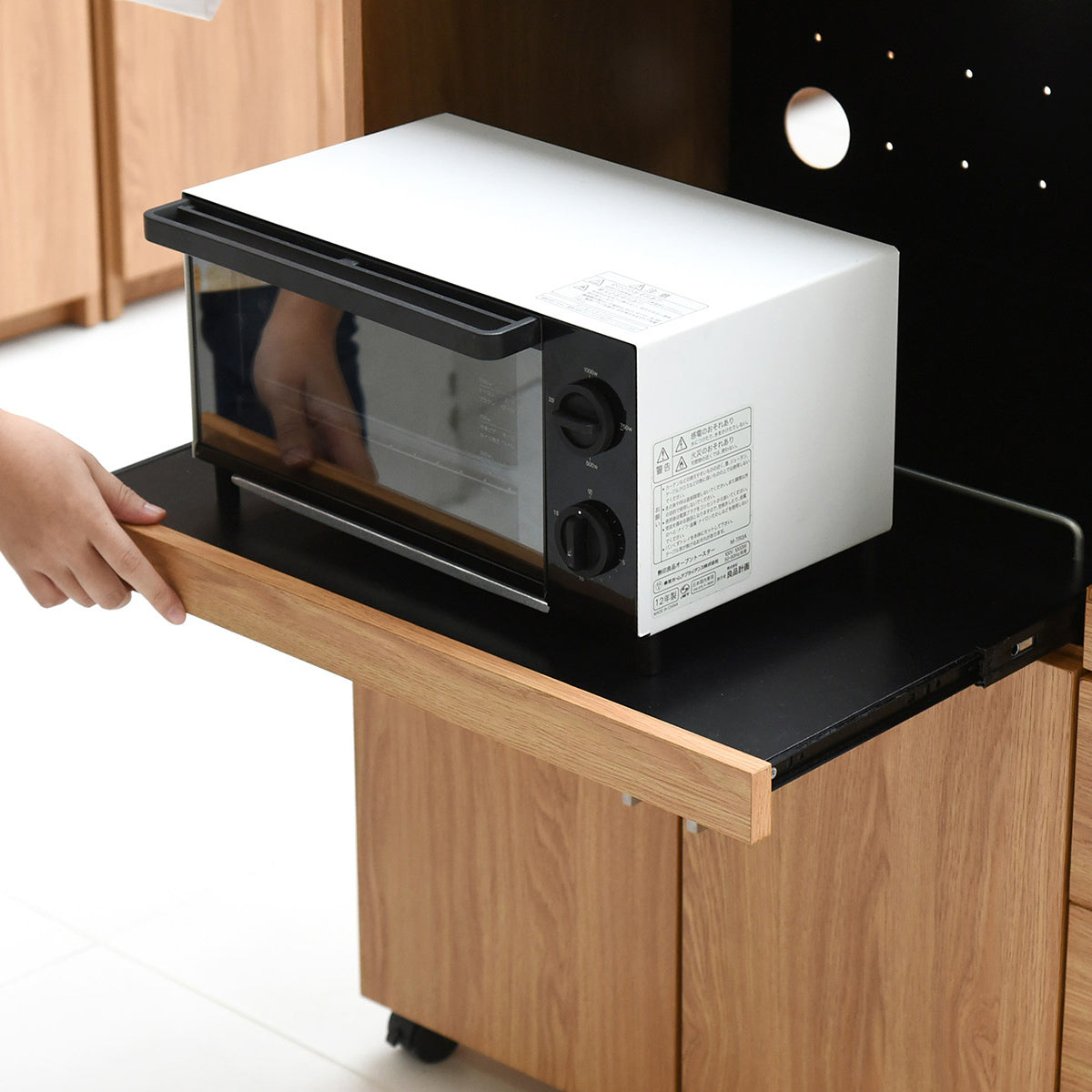 【スムーズな動作でストレスフリー】重い家電も軽々と引き出せるレール付きで、毎日の家事をサポートします。
