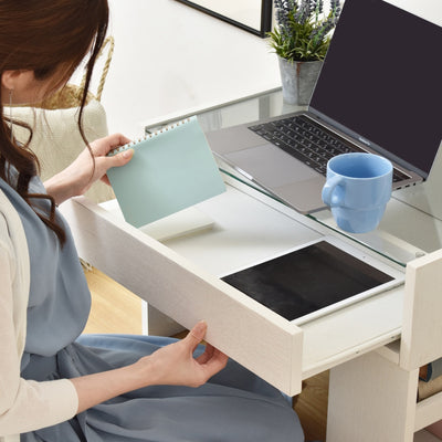 手元のスライド収納はさっと取り出せてとても便利です。ノートパソコンやタブレットなども入るので、デスクワークに必要なものを手元に入れておけます。