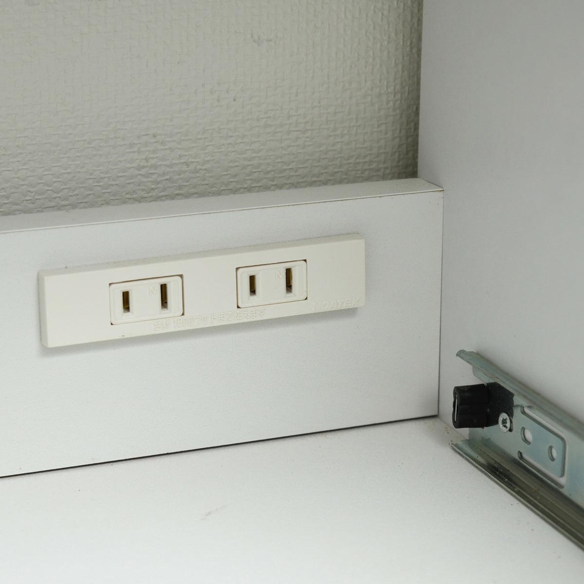 【安心の電源確保】家電の使用に不可欠なコンセントを内蔵、コードが邪魔にならず、見た目もスッキリ。