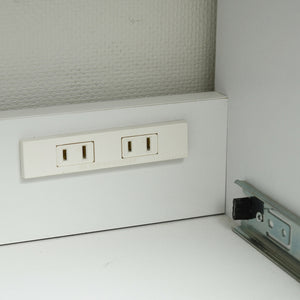 【安心の電源確保】家電の使用に不可欠なコンセントを内蔵、コードが邪魔にならず、見た目もスッキリ。