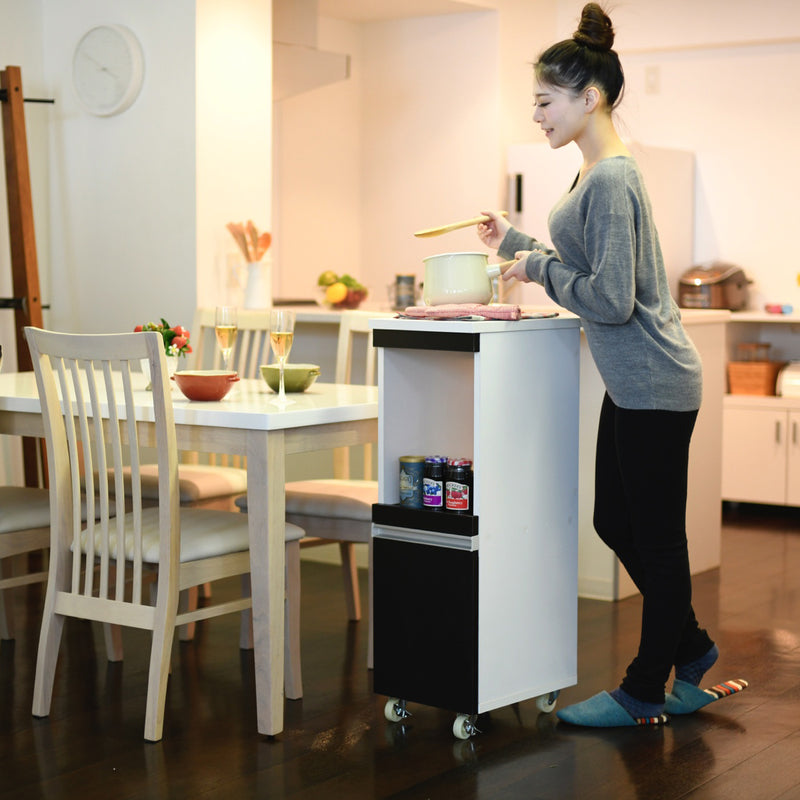 【調理も配膳もスムーズに】必要な場所にサッと移動できるキャスター付き、キッチンでの調理から食卓への配膳まで、あらゆるシーンで活躍します。