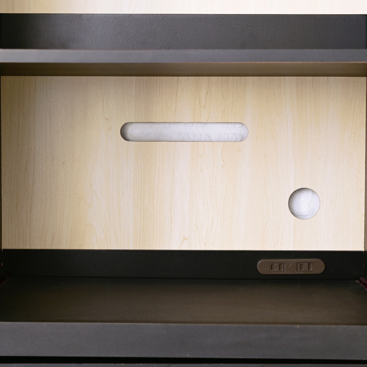 【家電と収納を両立】通気性の良いオープン棚と電源確保で、使用頻度の高い家電を快適に使える、まさにキッチンにぴったりの設計です。