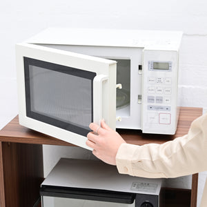 【大型レンジも置ける安心設計】約20kgの耐荷重を誇る天板には、大きめの電子レンジもしっかりと置くことができ、スライド棚や下のオープンスペースも活用すれば、限られた場所でも家電をすっきりと配置できます。