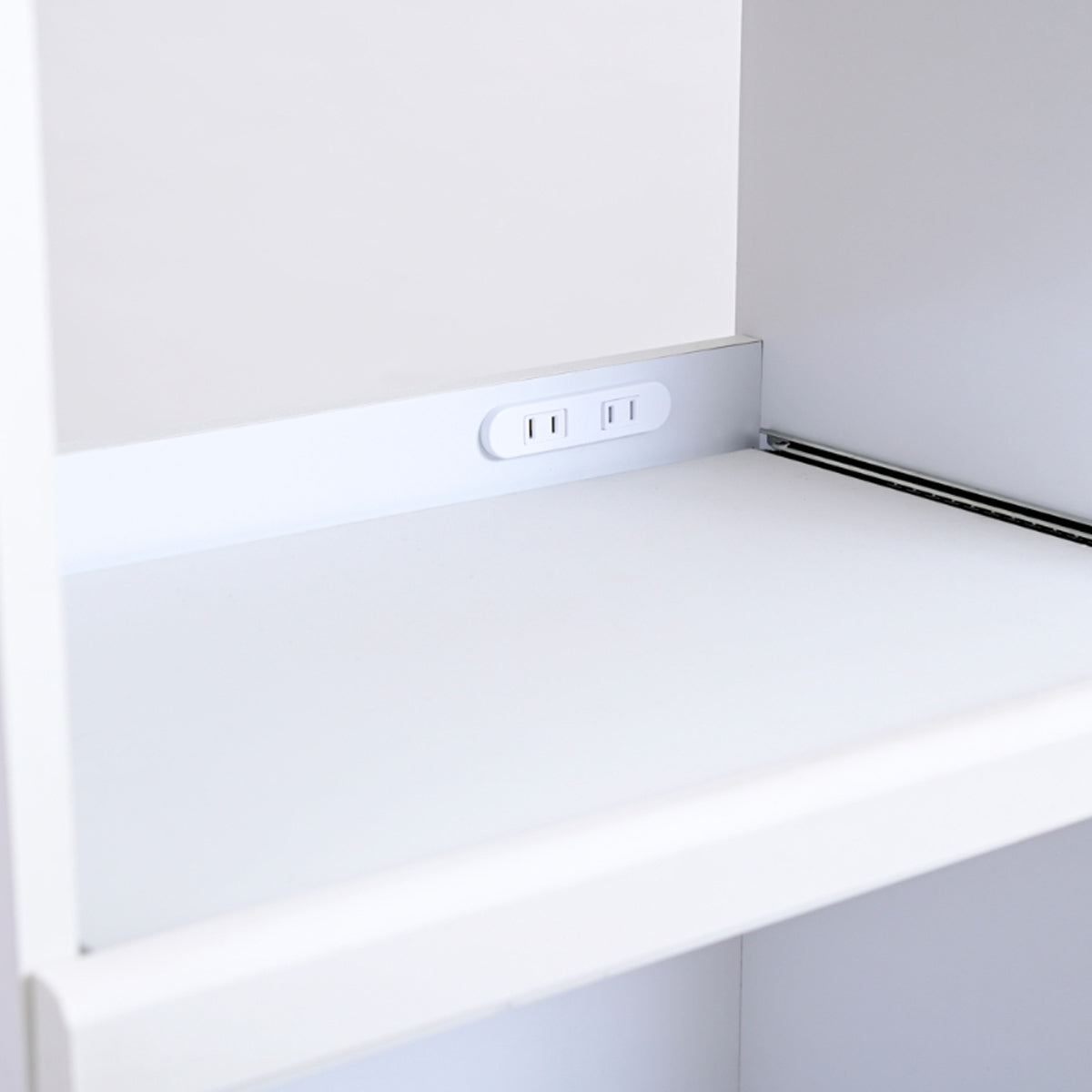 【家電の配線も、これで解決】スライド棚の奥には合計1500Wまで使える便利な2口コンセントを備え、複数のキッチン家電をすっきりと配線でき、ごちゃつきがちなコード周りをスマートに整えます。