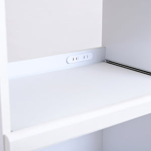 【家電の配線も、これで解決】スライド棚の奥には合計1500Wまで使える便利な2口コンセントを備え、複数のキッチン家電をすっきりと配線でき、ごちゃつきがちなコード周りをスマートに整えます。