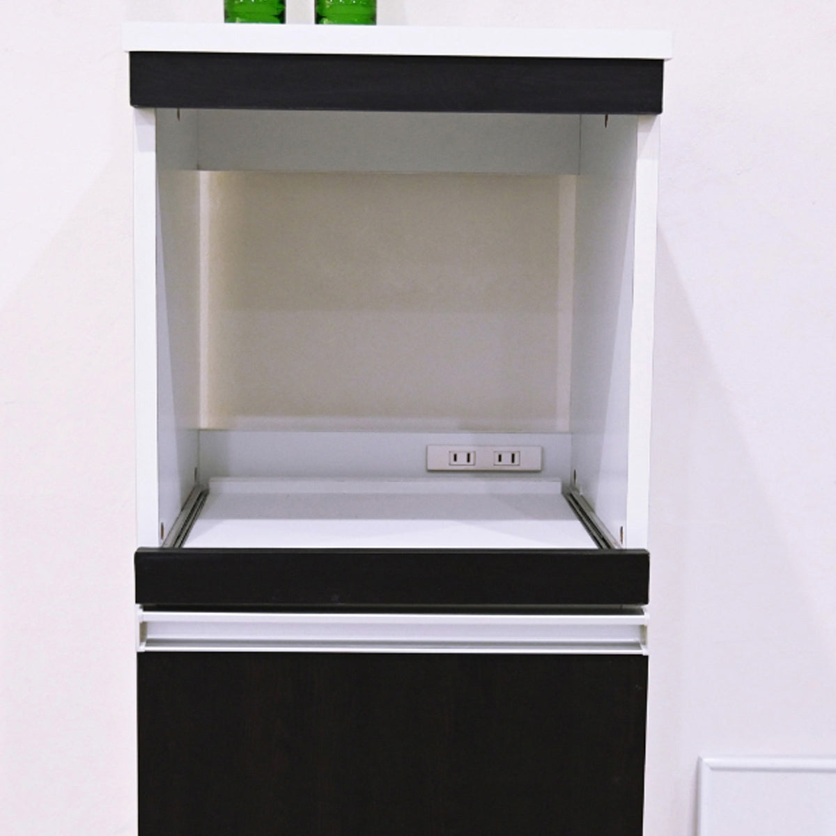 【家電に便利な2口コンセント】複数の家電を同時に使用できるため、配線もスマートにまとまります。