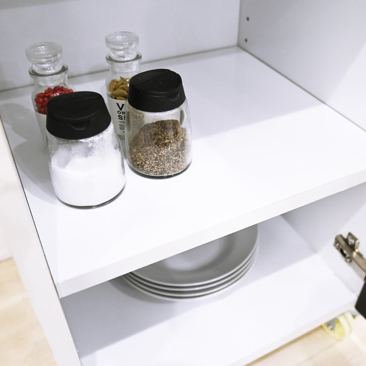 【収納物に合わせて高さ調節】32mmピッチ13段階の可動棚で、無駄なく効率的に収納できます。