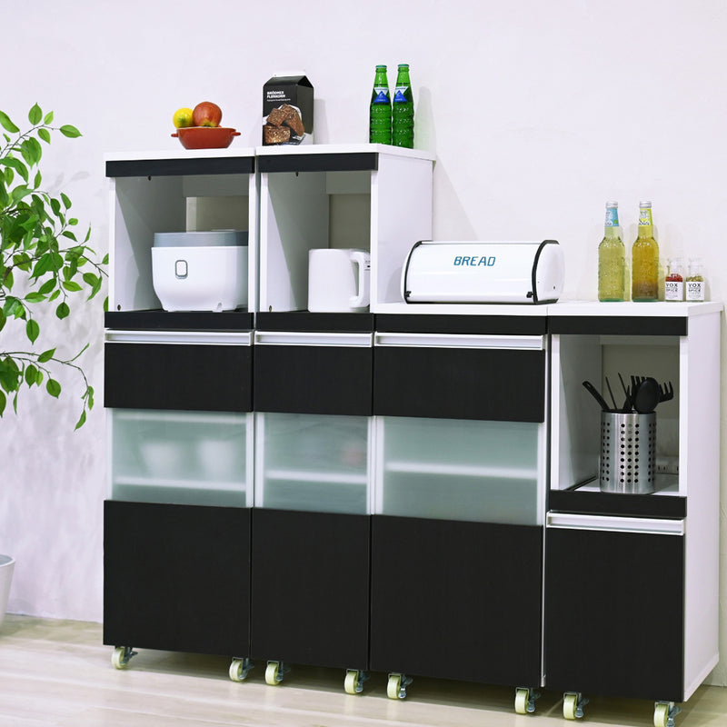 【統一感のあるモダンなデザイン】家電から食器まで一箇所にまとめて、美しく機能的なキッチンを演出します。