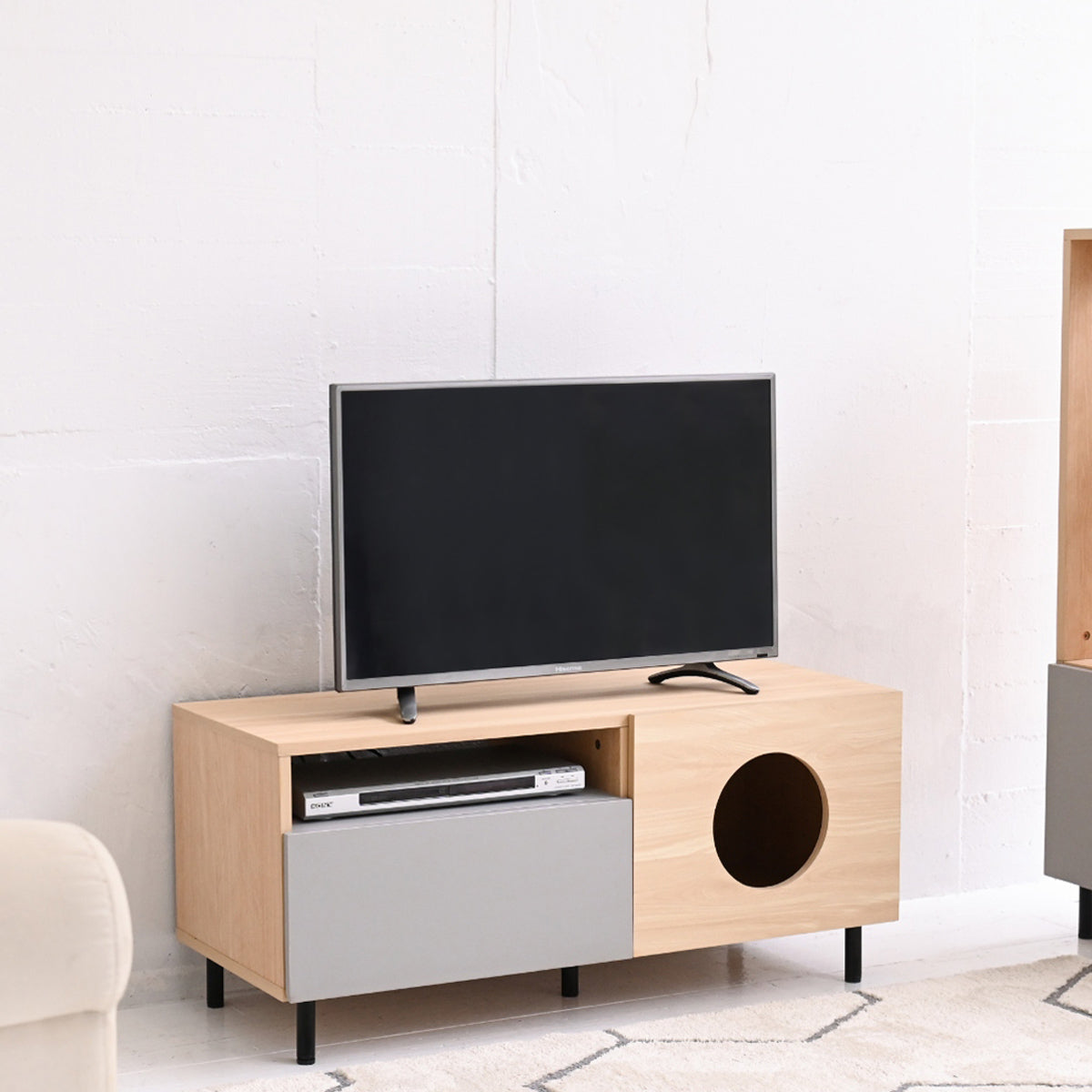 【猫と暮らすテレビ台】人と猫、どちらも快適に過ごせる工夫が詰まったロータイプテレビボード。