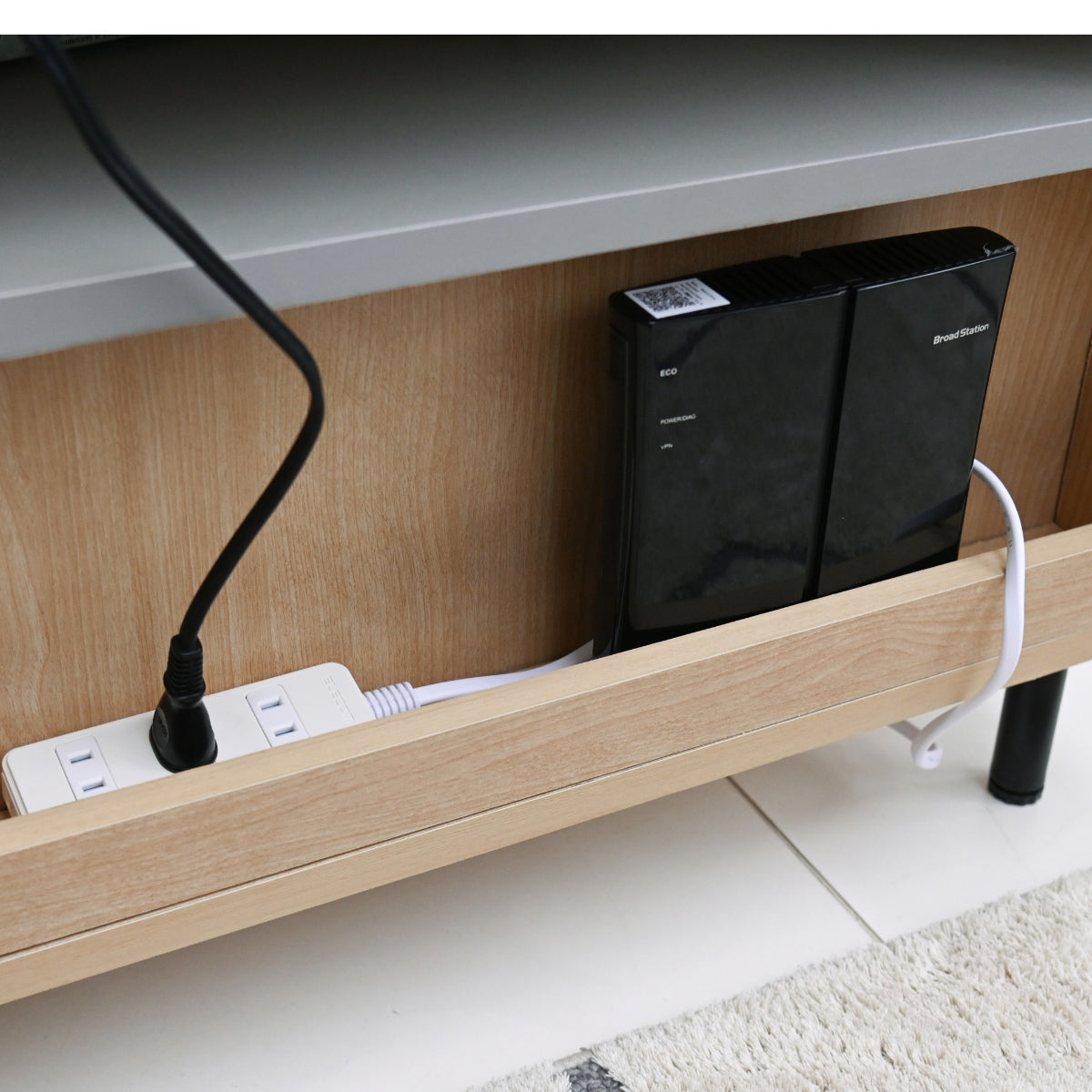 【背面タップ収納】ごちゃつきがちな電源タップやルーターも、すっきり隠して収納できます。