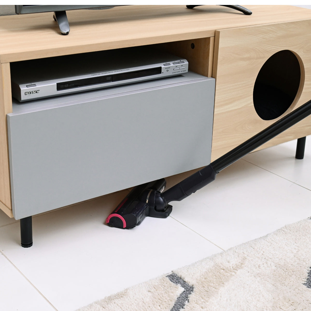 【掃除しやすい脚高】床から本体までの高さがあるので、お掃除ロボットもスムーズに通れます。