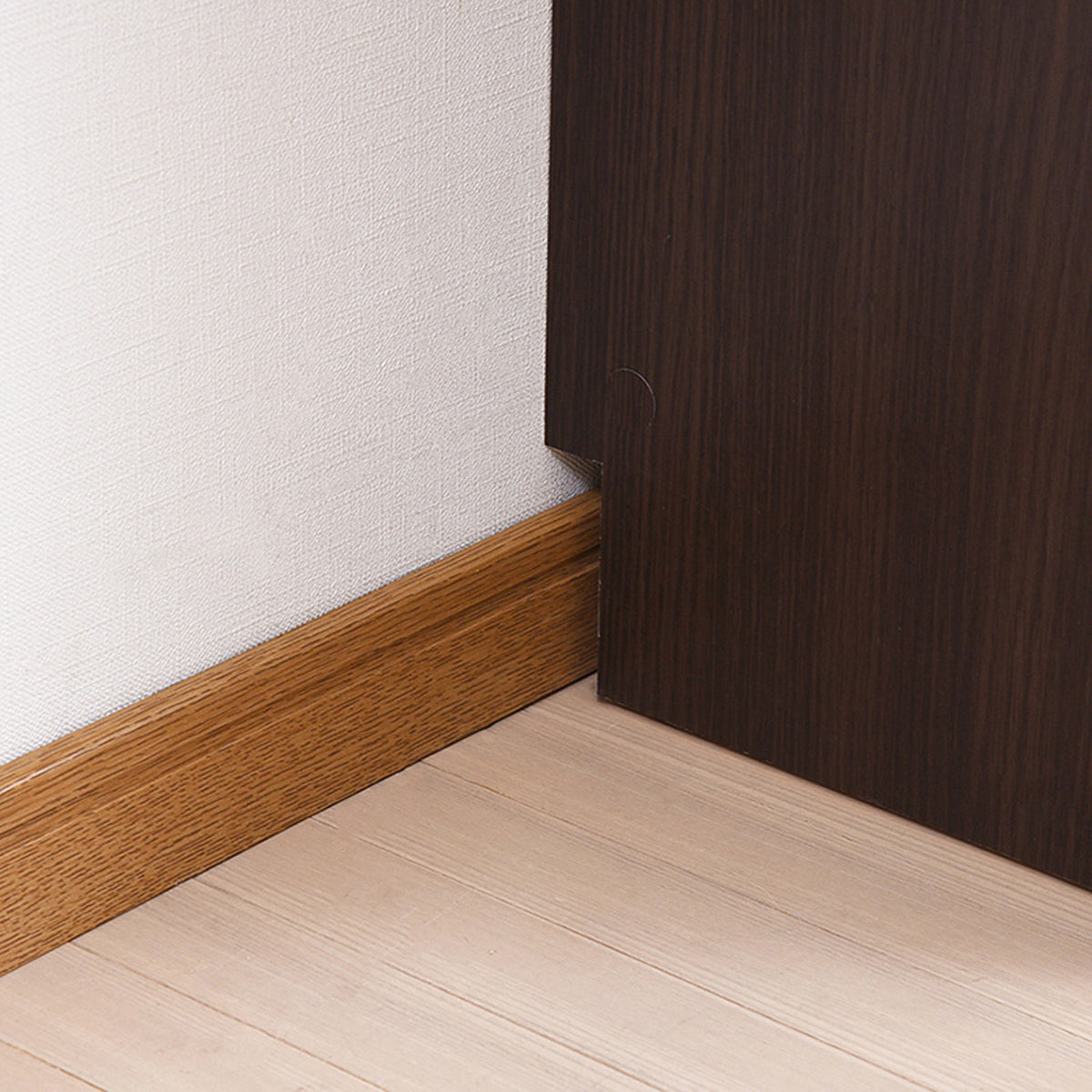 【壁にピタッとフィット】幅木を避ける加工が施されているため、壁面にぴったりと沿わせて設置可能、デッドスペースを作らず、空間を最大限に活用します。