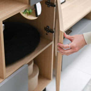 【開閉スムーズな、ねこちゃんの秘密基地】猫ちゃんの出入りしやすい丸穴付きの扉は、スムーズに開閉でき、プライベートな空間を演出します。