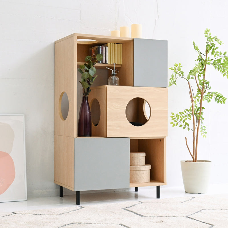 【洗練された佇まいの多機能キャビネット】シンプルながらも遊び心のあるデザインで、お部屋に上質なアクセントを添えます。