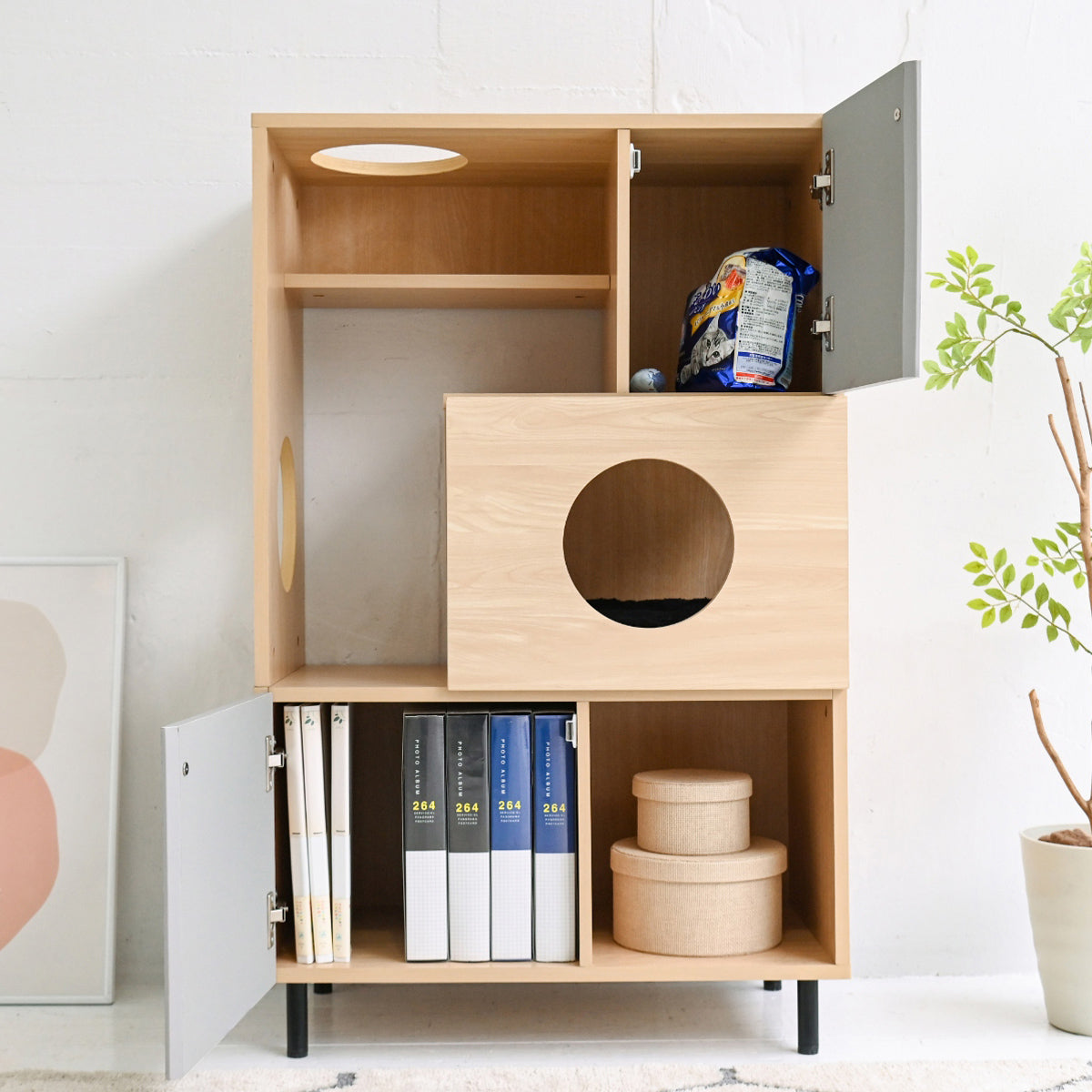 【見せる収納と隠す収納、賢く使い分け】扉内にはA4ファイルや猫用品をすっきり収納でき、お部屋を美しく保ちます。