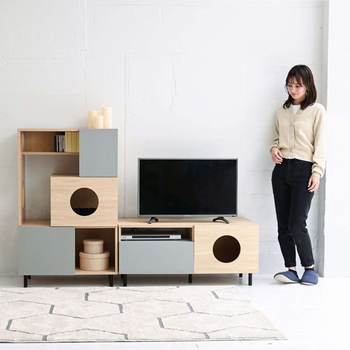 【暮らしにフィットする、ちょうどいいサイズ感】コンパクトながらも十分な収納力と猫ちゃんのスペースを確保し、圧迫感なくお部屋に馴染みます。