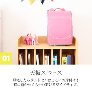 【ランドセルをしっかりキープ】天板はランドセルが横置きできる幅広設計で、置き場所に困りません。