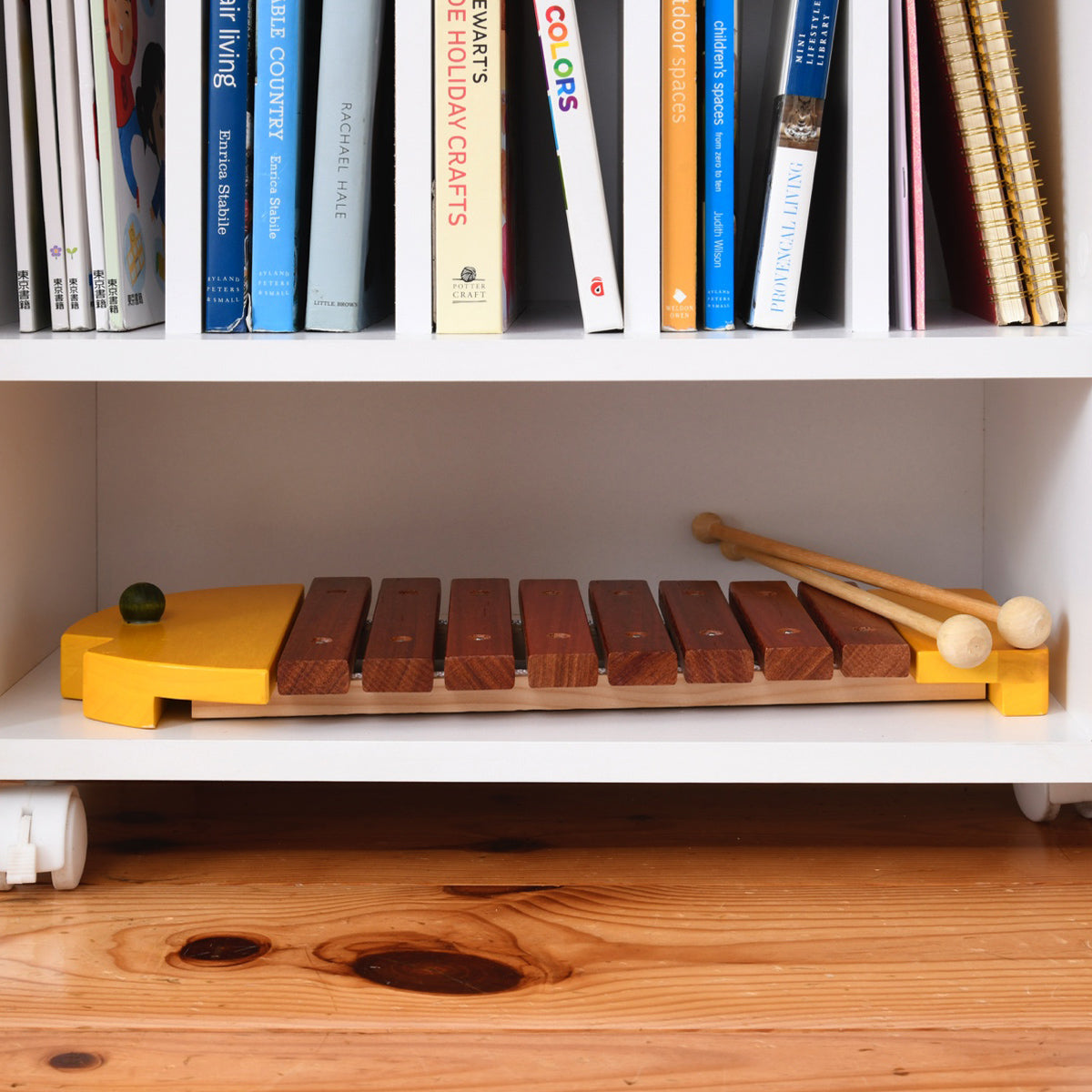 【おもちゃの収納もお任せ】
下段のオープンスペースには、ピアニカや鍵盤ハーモニカ、お絵かきセットなど、少し背の高いおもちゃや道具もきれいに収納できます。