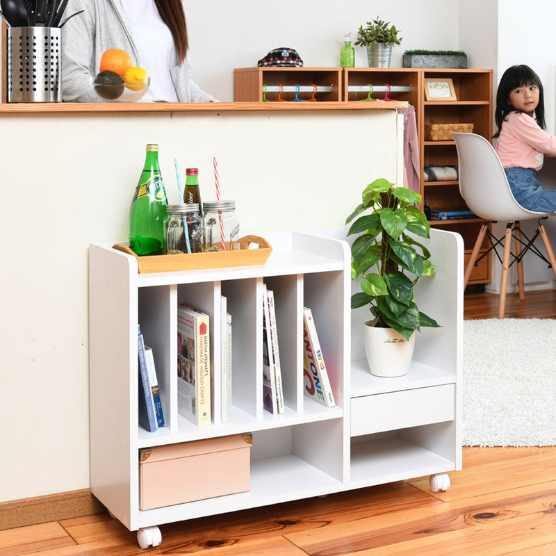 【リビング学習の新定番】
カウンター下にすっきり収まる低めの設計は、キッチンで家事をするお母さんの目の届く場所に、お子様の学びのスペースを作り出します。