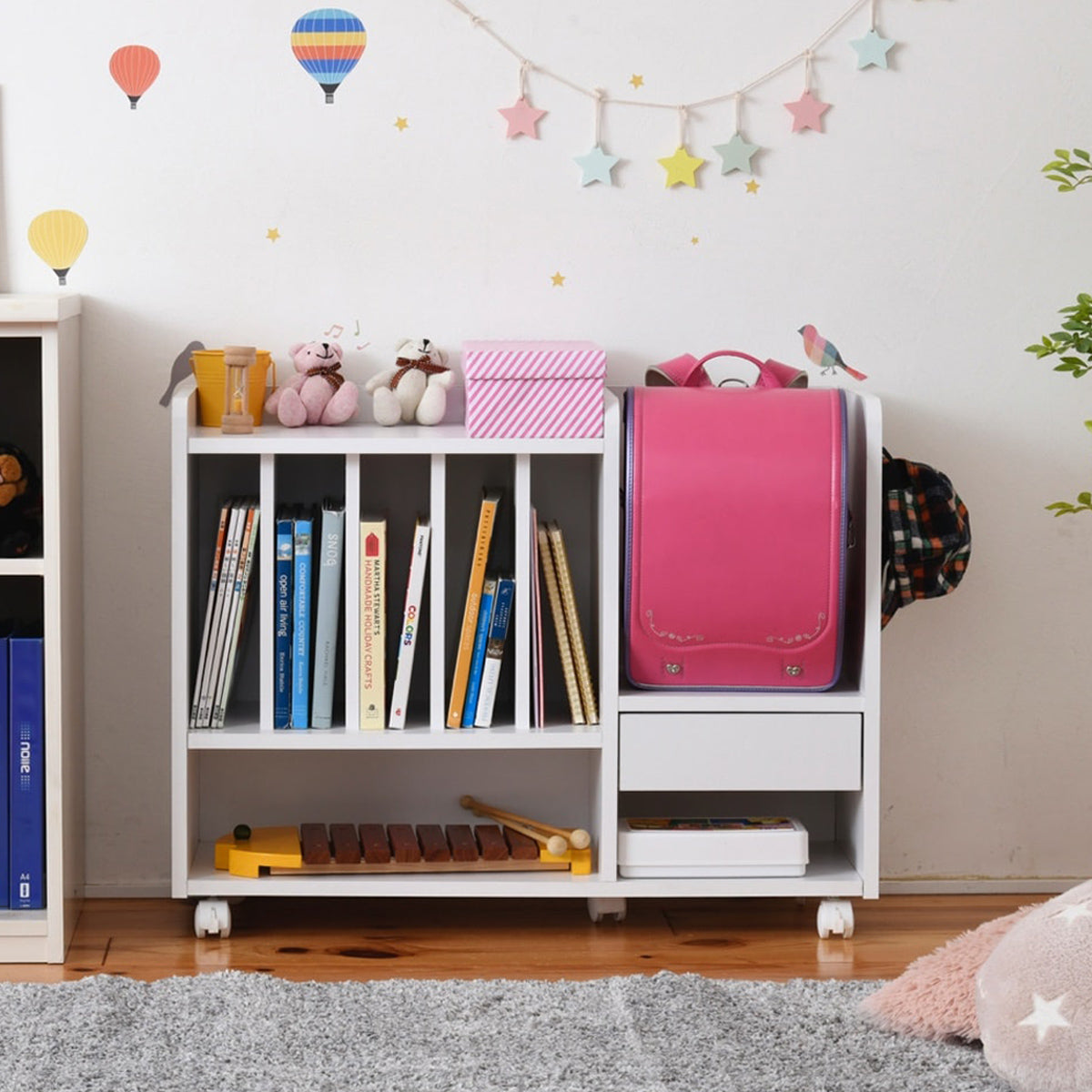 【「どこにあるの？」を解消】
学用品からおもちゃまで、それぞれの指定席を作ることでお子様が自分で管理でき、「あれどこ？」がなくなる魔法の収納です。