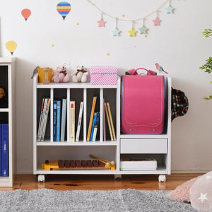 【「どこにあるの？」を解消】
学用品からおもちゃまで、それぞれの指定席を作ることでお子様が自分で管理でき、「あれどこ？」がなくなる魔法の収納です。