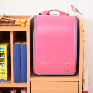 【ランドセルの指定席はここ】
床に置きっぱなしになりがちなランドセルも、自分専用の置き場所があれば、帰宅後の「ただいま」の習慣として自然に片付けられます。